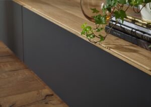 ⁦وحدة تلفزيون مودرن بتصميم خشبي دافئ – بساطة وأناقة | TVU-6765⁩ - الصورة ⁦4⁩